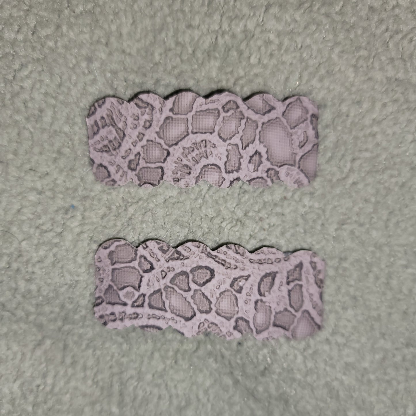 Gray Lace Texture Snap Clip Set