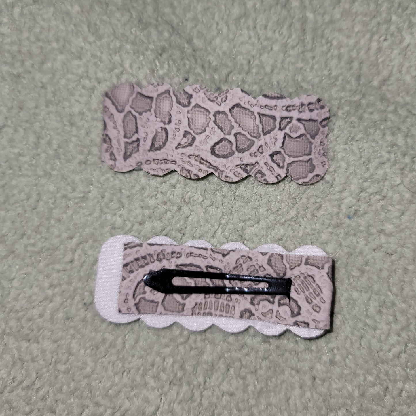 Gray Lace Texture Snap Clip Set